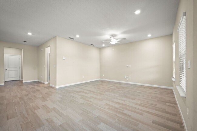 Building Photo - Spacious 4-Bedroom Home with Screened Pati...