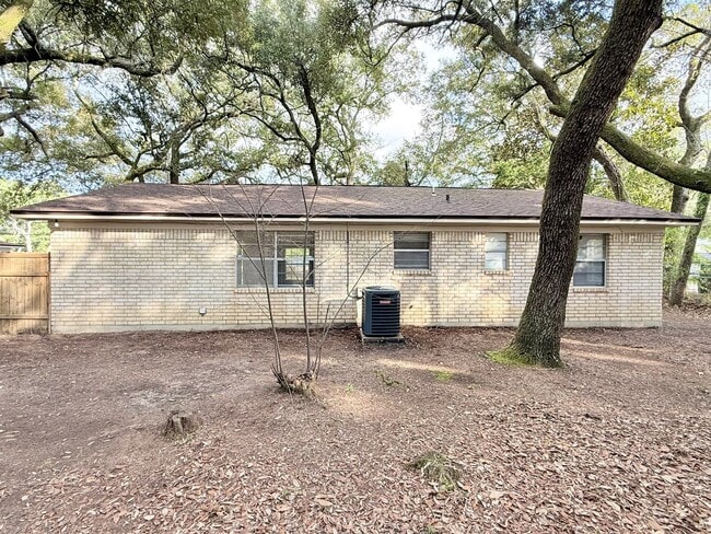 Building Photo - Quaint 3-Bedroom Home - Fenced Yard