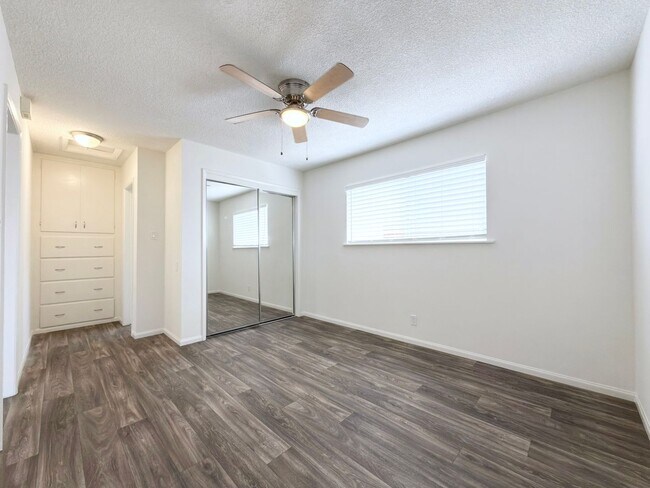 Building Photo - Single level duplex a block to the beach!
