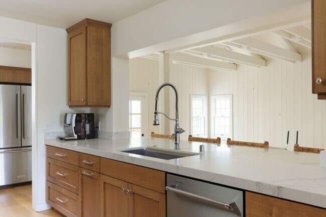 Building Photo - Beautiful Tarzana Rental!