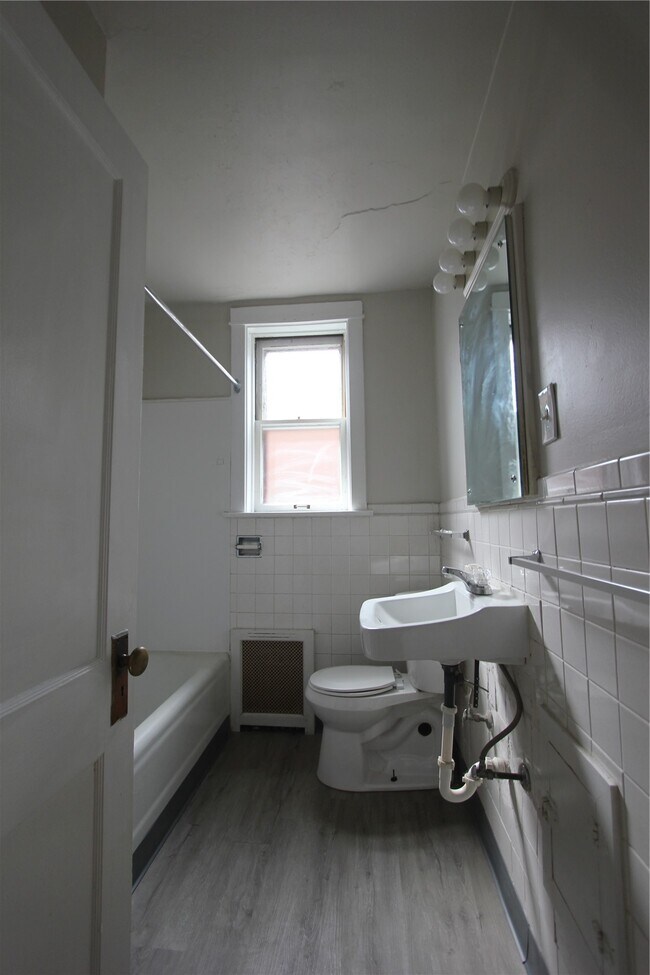 Building Photo - 5424 Rhodes Ave