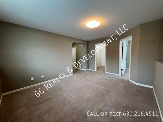 Building Photo - *** BACK ON MARKET / END UNIT TOWNHOUSE / ...