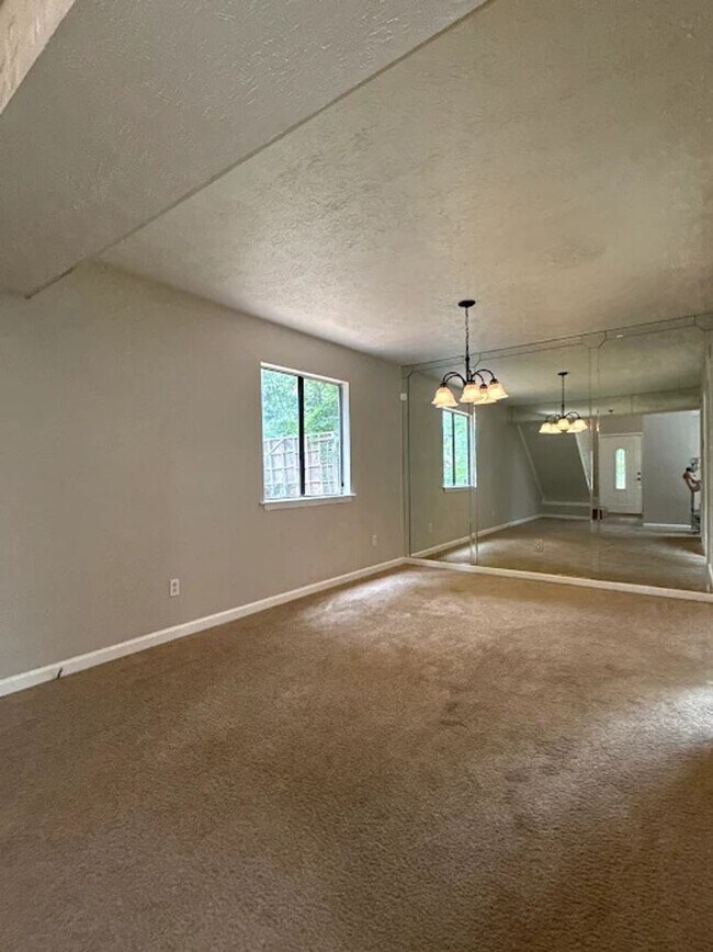Building Photo - 3 Bed  2.5 bath in Stone Mountain!