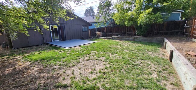 Building Photo - 2 bed 1.5 bath Downtown Bend - Large Master - Fenced Yard
