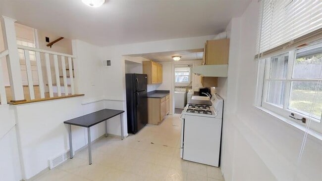 Building Photo - 910 Sylvan Ave