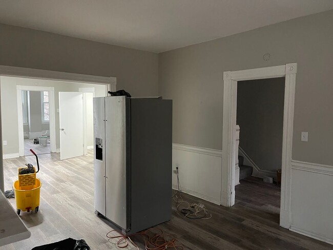 Building Photo - NEWLY UPDATED 4 or 5 BEDROOM / 1 BATH HOME...