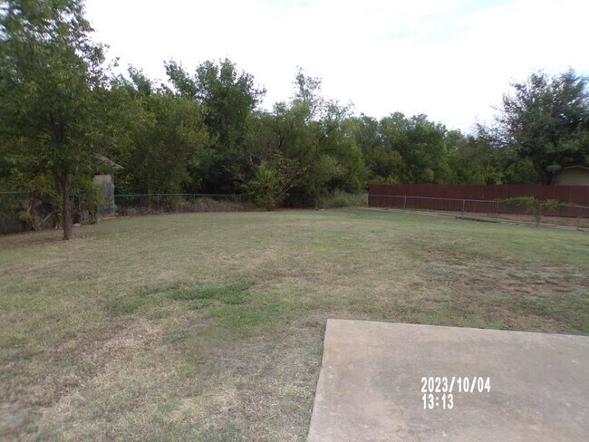 Building Photo - 2408 NW Redwood Ln
