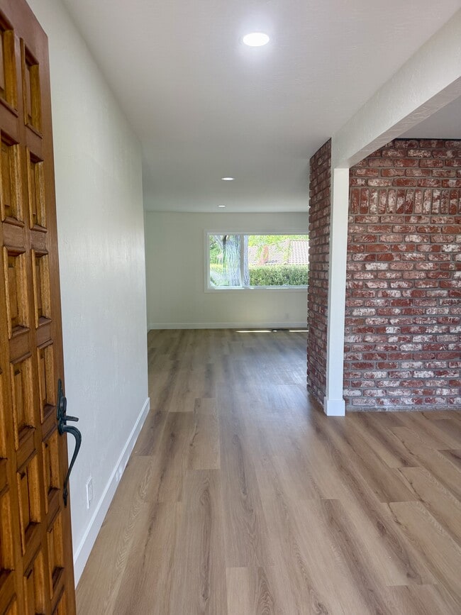 Building Photo - 359 Polk Way