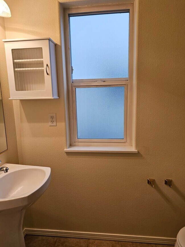 Building Photo - SUNNY & BRIGHT SINGLE FAMILY HOME IN HILLSBORO