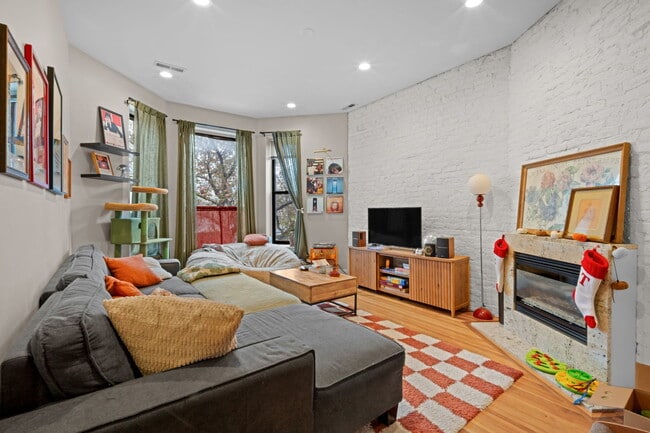 Building Photo - 624 N May St