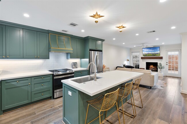 Building Photo - 3139 Bissonnet St