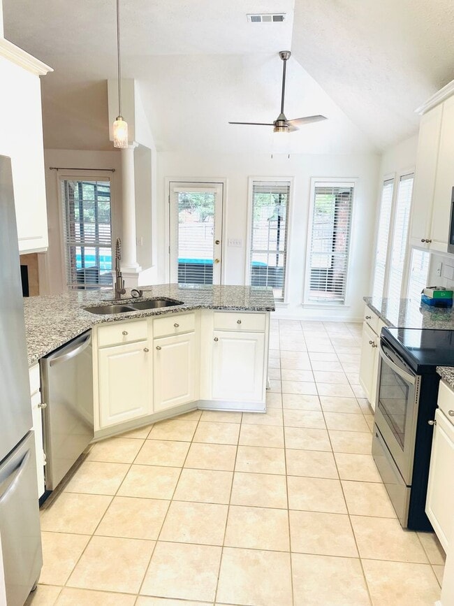 Building Photo - ** 3 Bed 2 Bath Located across from AUM **...