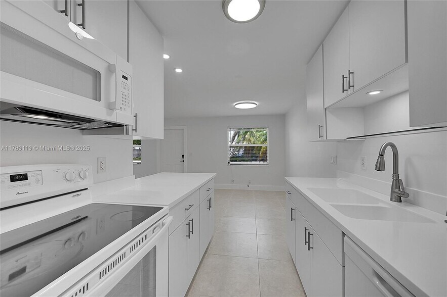 Building Photo - 810-810 SW 12th Ct