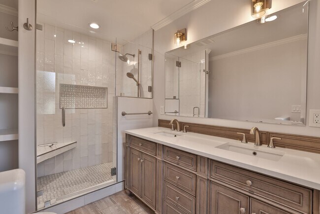 Building Photo - 520 Camino Dr