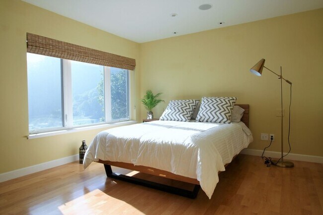 Building Photo - Beautiful Home w/ Stunning Views from Every Room!