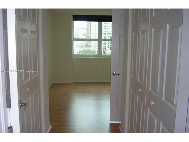 Building Photo - 1155 Brickell Bay Dr