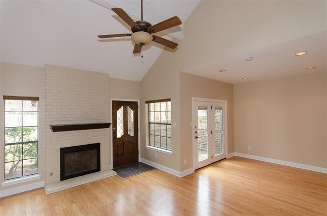 Building Photo - 10819 Crown Colony Dr