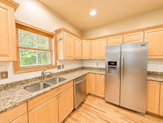 Building Photo - Secluded Mountain Home!