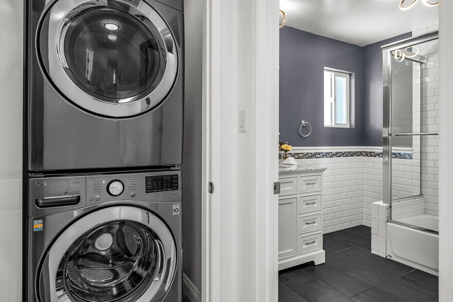 Building Photo - 910 N Hayworth Ave