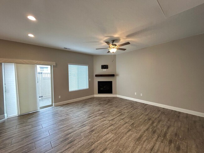 Building Photo - Shadow Ridge Townhome!