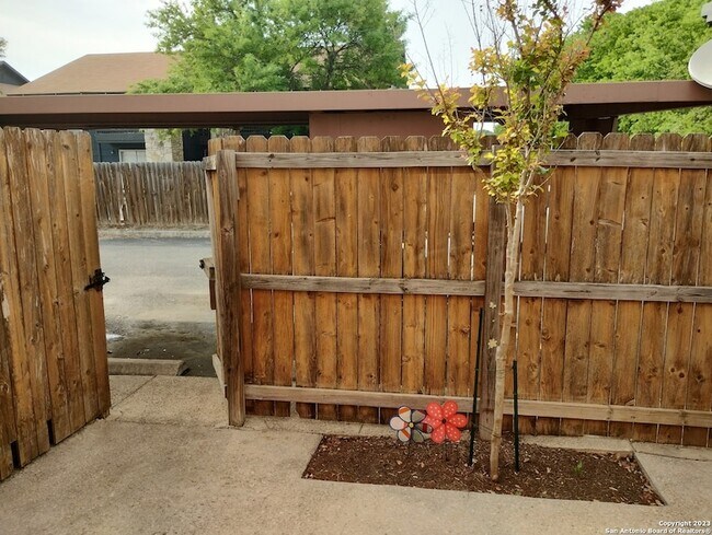 Building Photo - 2811 Woodbury Dr