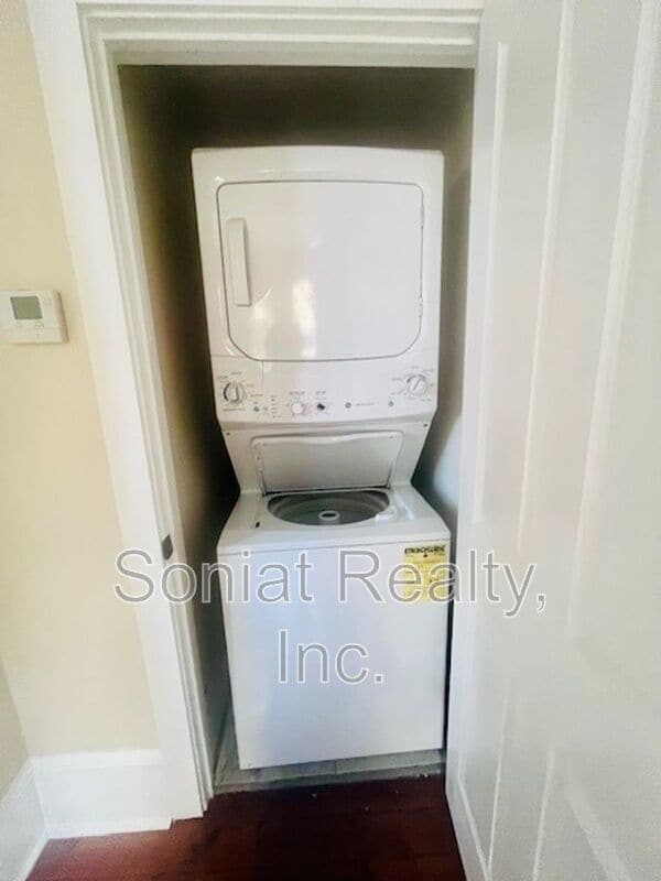 Building Photo - 2501 Burgundy St