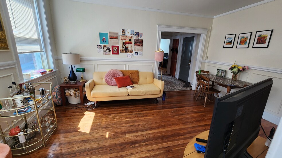Building Photo - 213 Kelton St