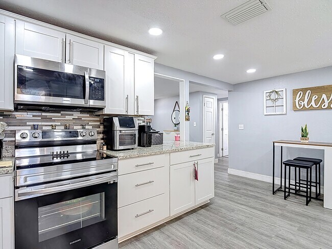 Building Photo - 5913 Appletree Rd