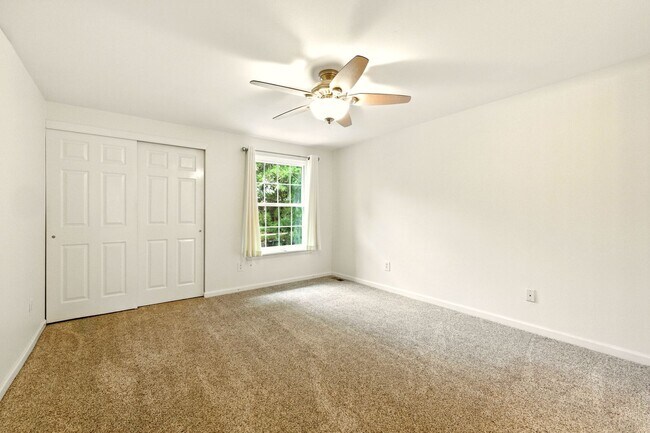 Building Photo - Gorgeous 3 Bed 2.5 Bath Townhome in Little...