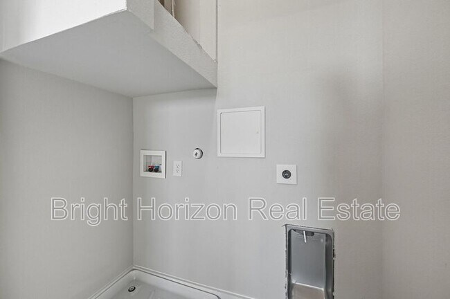 Building Photo - 3413 Valley Vista Dr