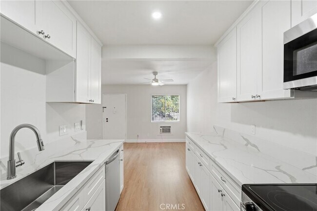 Building Photo - 374 Miraleste Dr