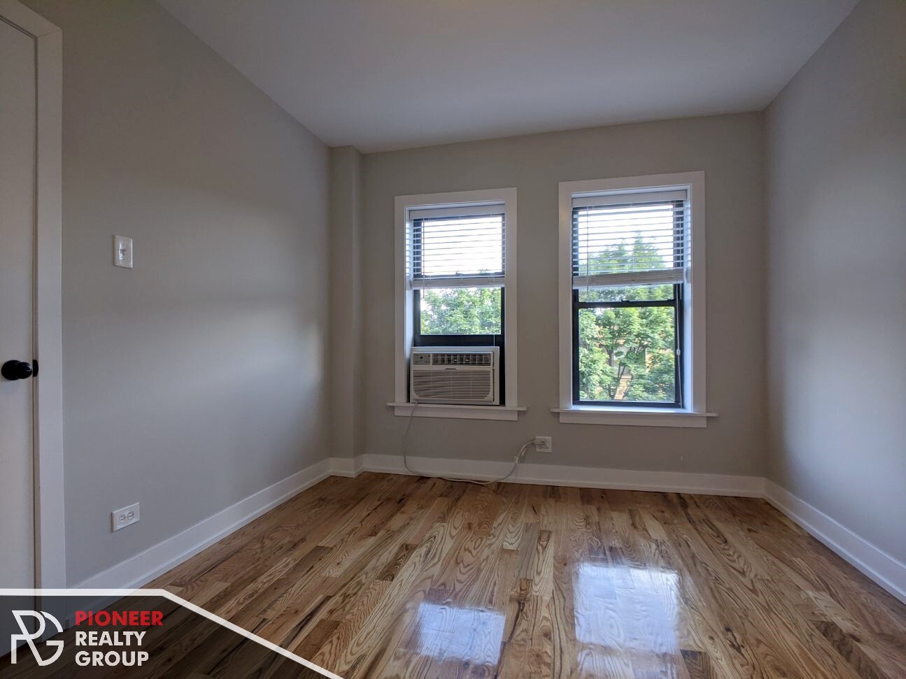 Building Photo - 560 W Arlington Pl