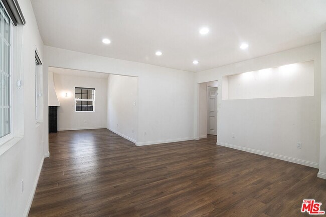 Building Photo - 328 S Sycamore Ave