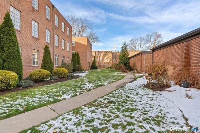 Building Photo - 20 Outlook Ave