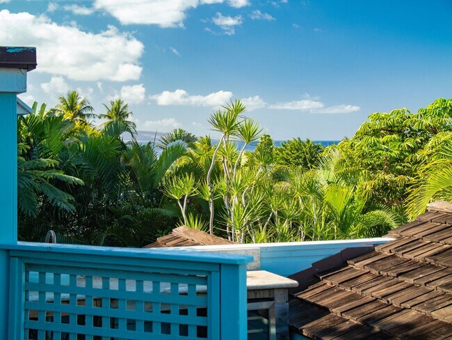 Building Photo - Beautiful Furnished, 2 Bed, 3 Bath, Gated ...
