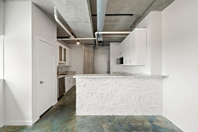 Building Photo - 2000 Bagby St