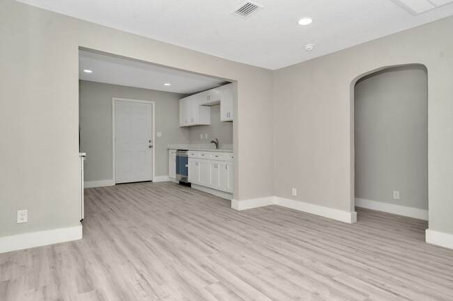 Building Photo - 1617 E Linden Ave