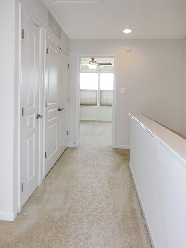 Building Photo - Pet Friendly 3 level End Unit Town Home wi...