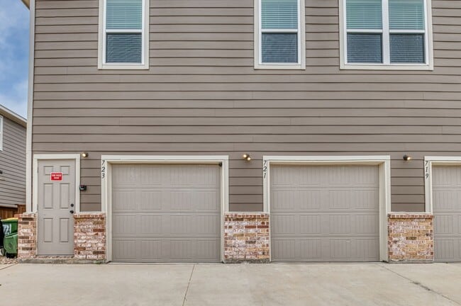 Building Photo - AVAILABLE NOW! GORGEOUS 2 BEDROOM FOUR PLEX LOCATED IN MIDLOTHIAN ISD!