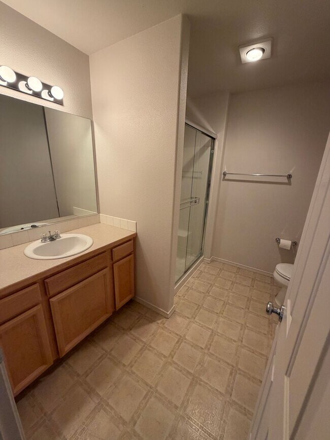 Building Photo - New paint & carpet! 2 bed 2.5 bath + bonus room townhome