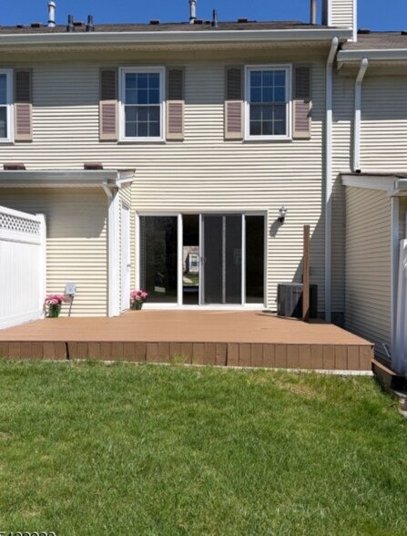 Building Photo - 204 Red Crest Ln