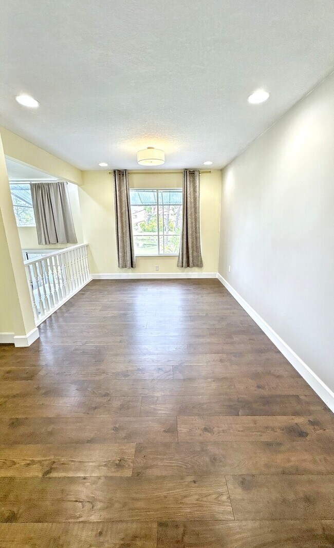 Building Photo - 13963 Lake Point Dr