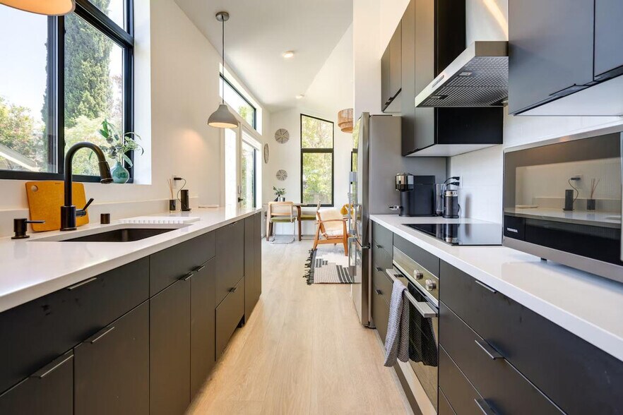 Building Photo - 510 Iris St