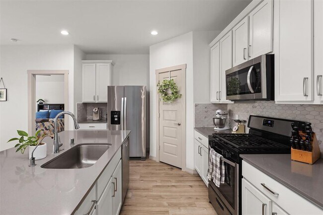 Building Photo - 2709 Golden Palms Ln