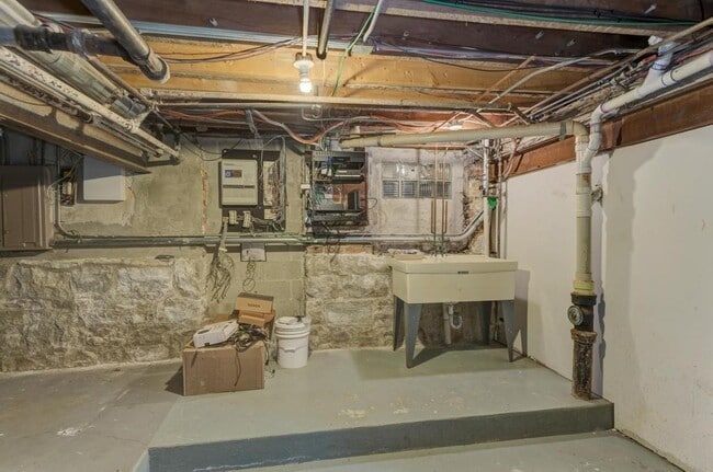 Building Photo - 1499 Sheridan Rd