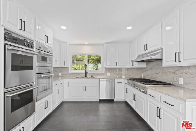 Building Photo - 15851 Mulholland Pl