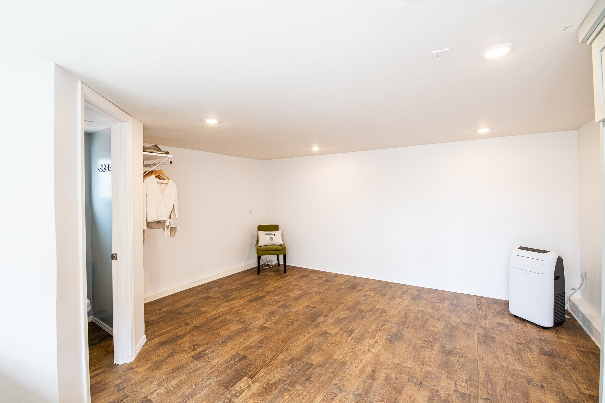 Building Photo - 4770 Bancroft St Studio B