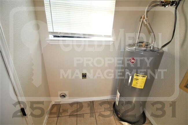 Building Photo - 4801 Cedarhill Cir