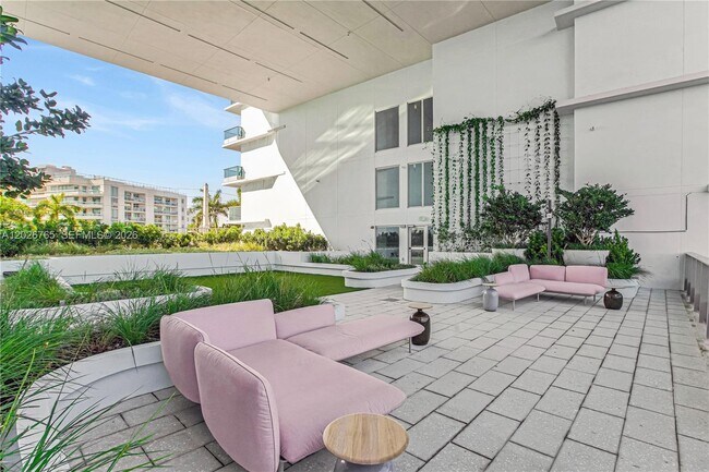 Building Photo - 9221 E Bay Harbor Dr