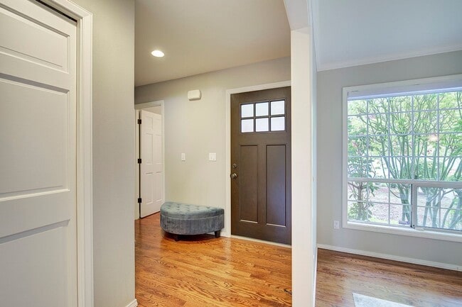 Building Photo - 5Bd/3.5Ba Newcastle House